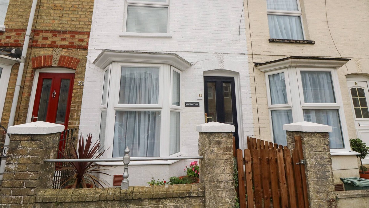 East Cowes House | KINGS COTTAGE, family friendly, with a garden in Cowes