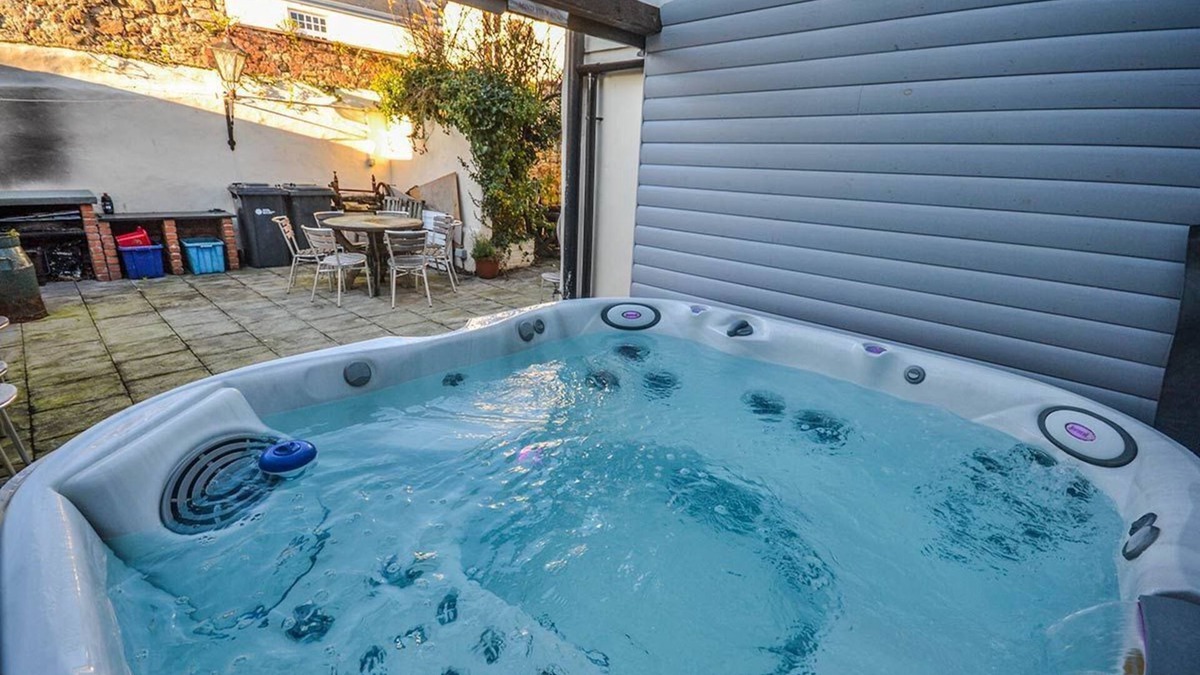 Beaumaris Cottage | Kings House - a town house that sleeps 12 guests in 6 bedrooms