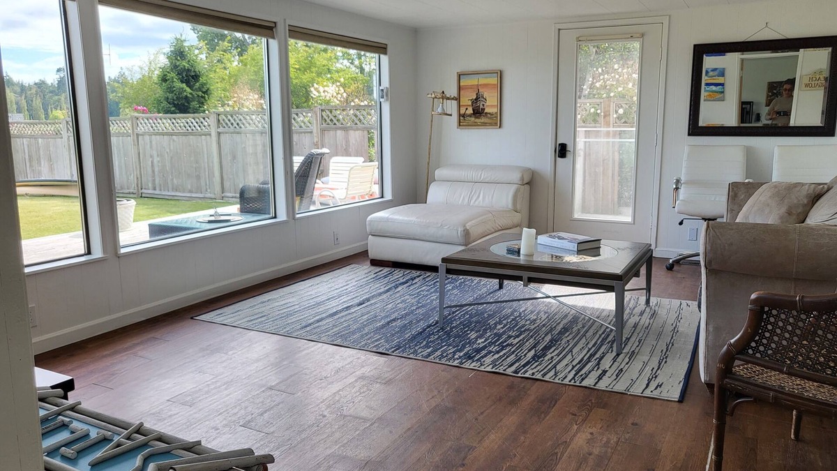 Kingston House | KINGSTON Beachfront Bungalow. 2 blocks to cafes/shops & Seattle Ferry