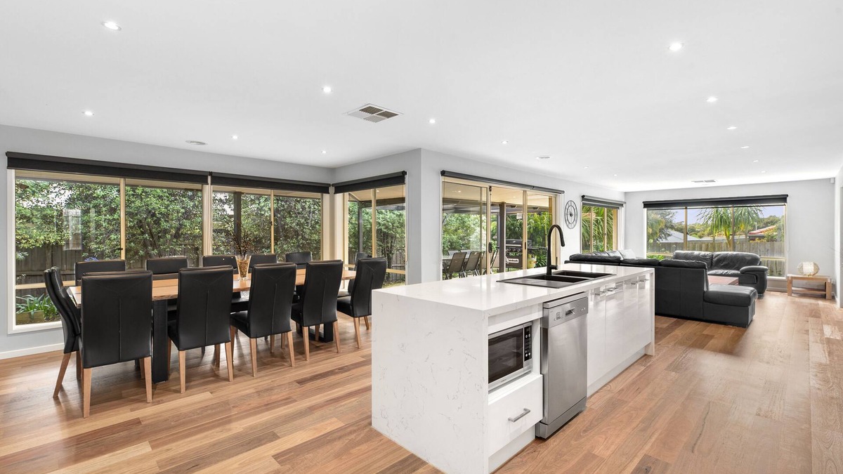 Ocean Grove House | KINGSTON DOWNS - OCEAN GROVE - Sleeps 17nStrictly Family and Corporate Bookings