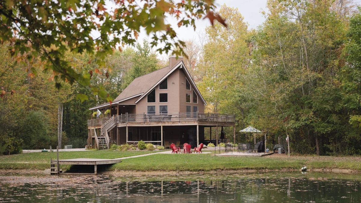 Kingsville Cabin | Kingsville Lodge Private Retreatnhot tub, pond, boats, game room, + more