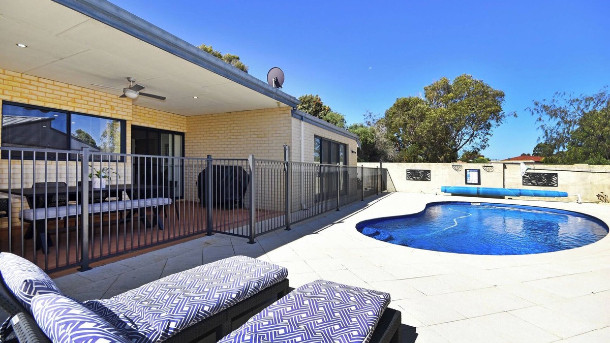 Kinross House | Kinross Heaven 4-bedroom 2-bathroom home with sparkling pool + pool table