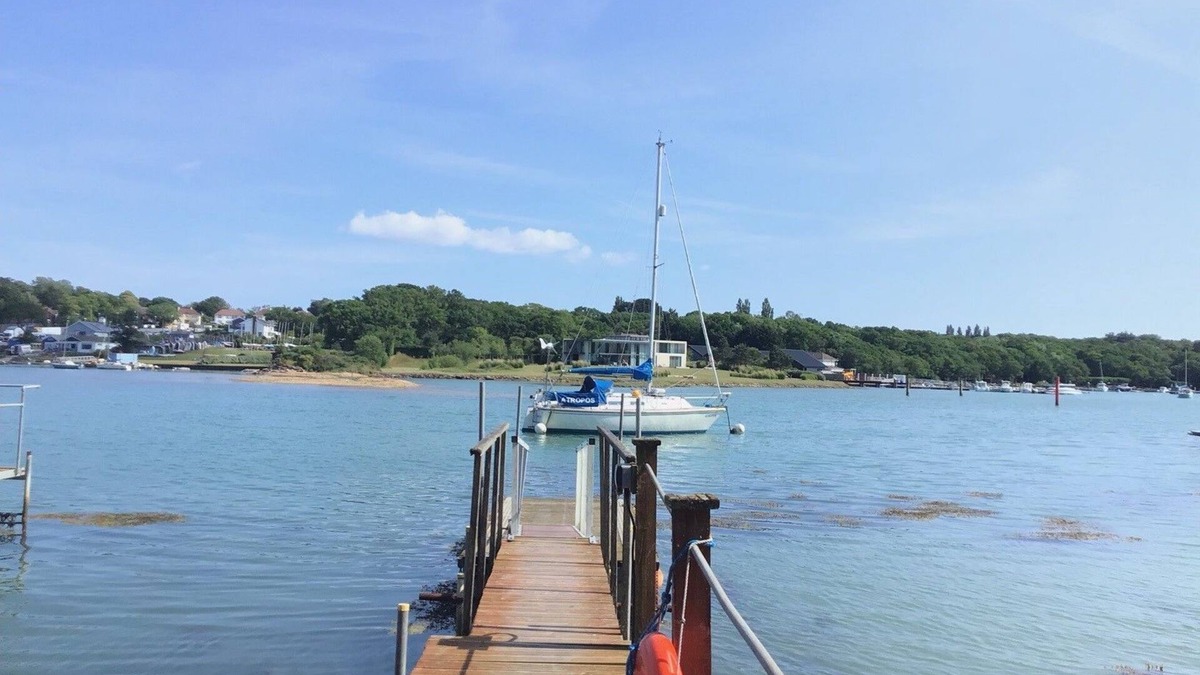 Ryde Cottage | Kipper Cottage - a bungalow that sleeps 4 guests in 2 bedrooms