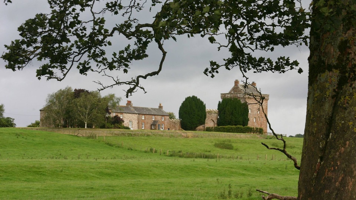 Carlisle House | Kirkandrews House. Sleeps 13 in 7 Bedrooms, 5 Bathrooms. Pets allowed