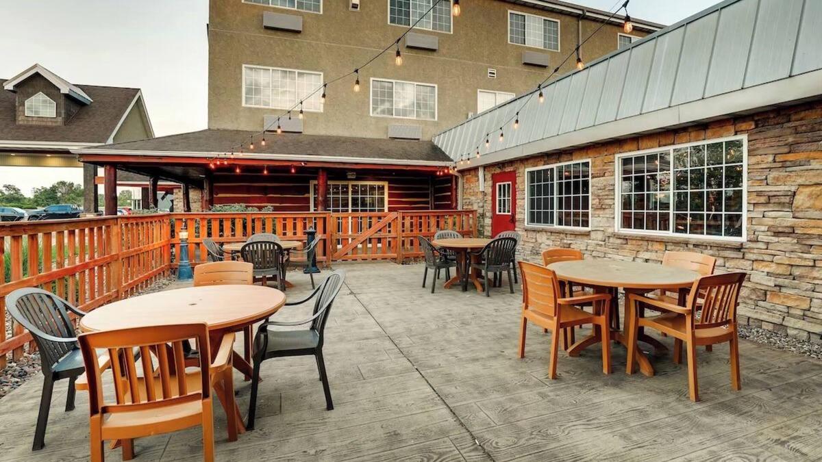 Columbia Hotel | Kitchen & Closet! Expanded Queen, Stoney Creek Columbia | 3 Units