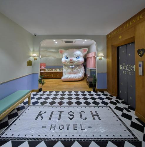 Thanon Phetchaburi Hotel | Kitsch Hotel