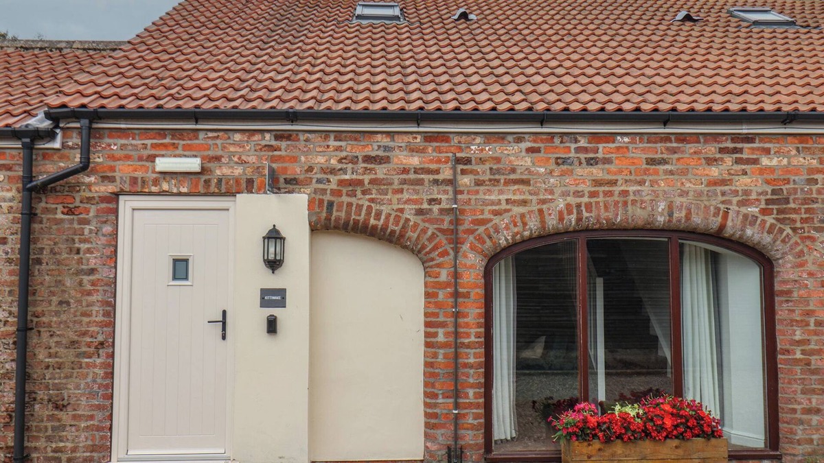 Flamborough House | KITTIWAKE, pet friendly, character holiday cottage in Flamborough
