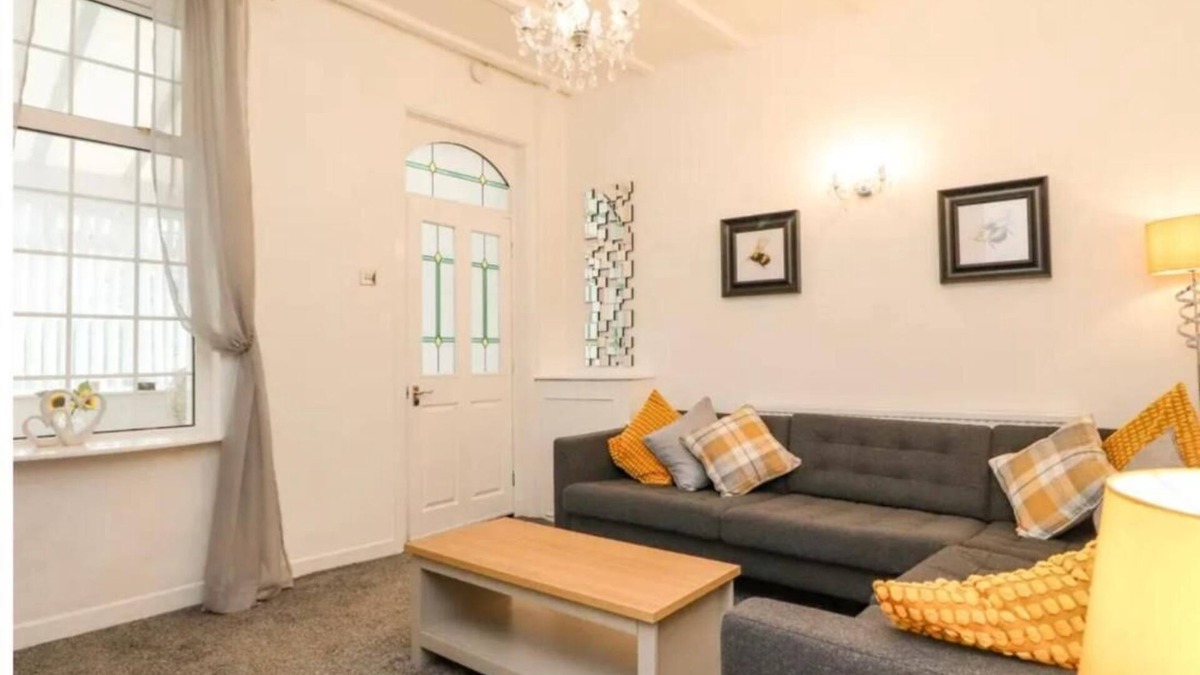 South Shore House | Kitty Cottage - 3 Bedroom - Warm and Welcoming - Sleeps 5 - Blackpool