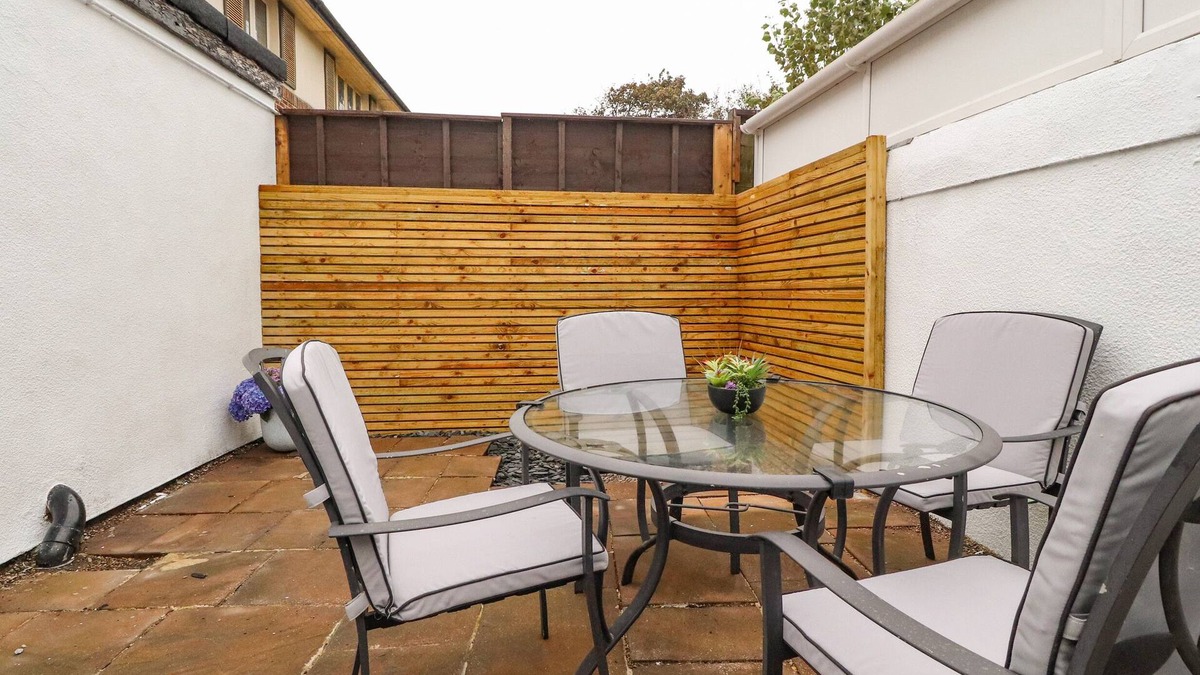 South Shore Cottage | KITTY COTTAGE, country holiday cottage, with a garden in Blackpool