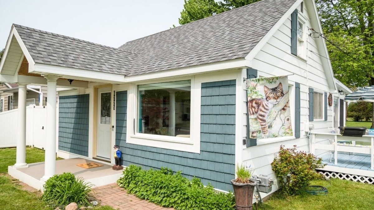 Caseville House | Kitty Lee Cottage - Cozy, Clean & Right in Town!