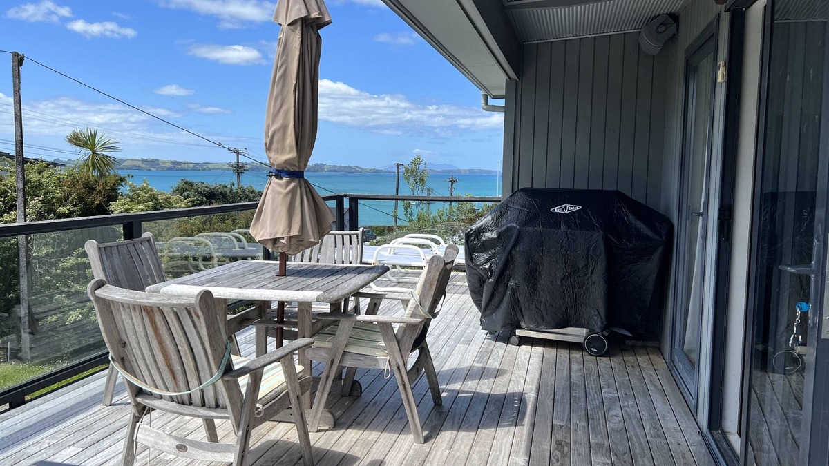 Algies Bay House | Kiwi Bach 5min stroll to the beach