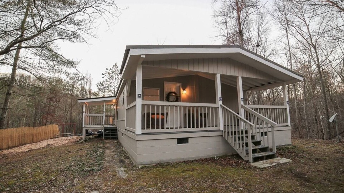 Ranger Cabin | 'Kiwi Creek' Nostalgic Retreat- Wifi, VHS Collection, Vinyl Records, Board Games