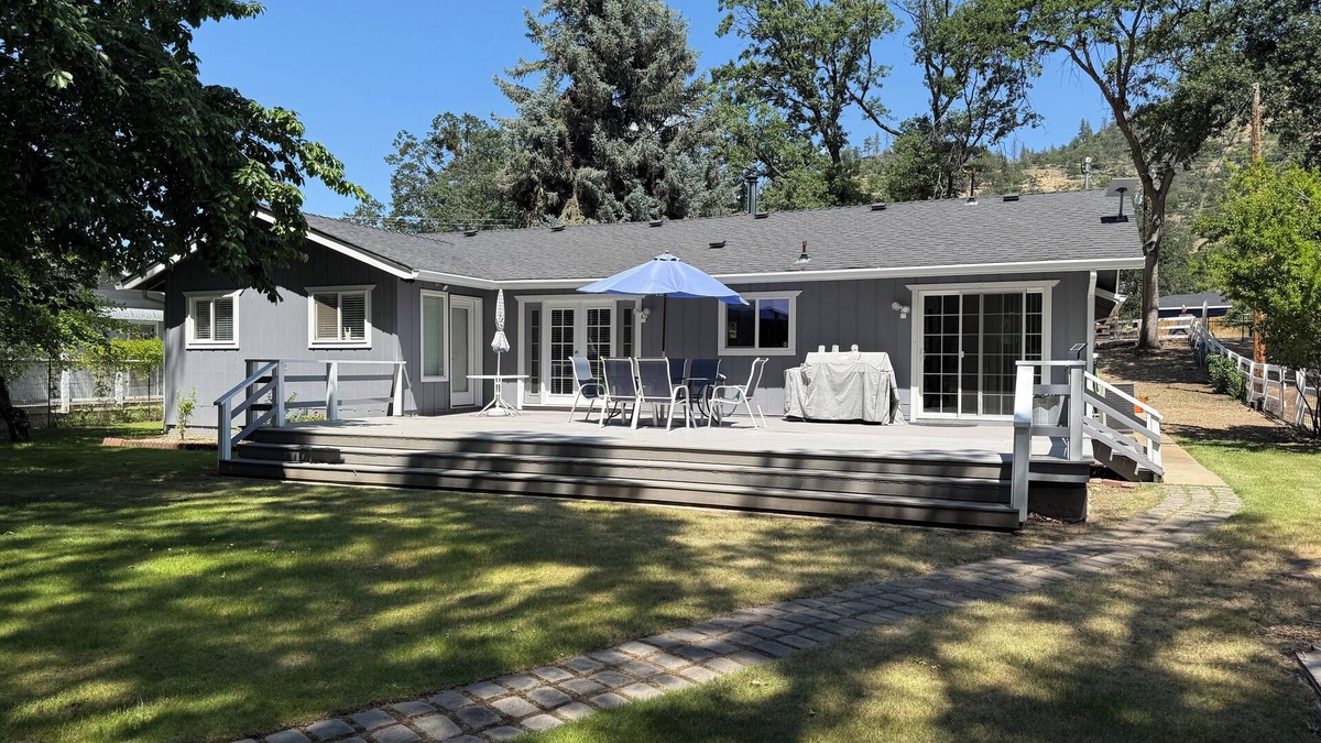 Montague House | Klamath Riverfront Home - Fish Right from the Backyard!