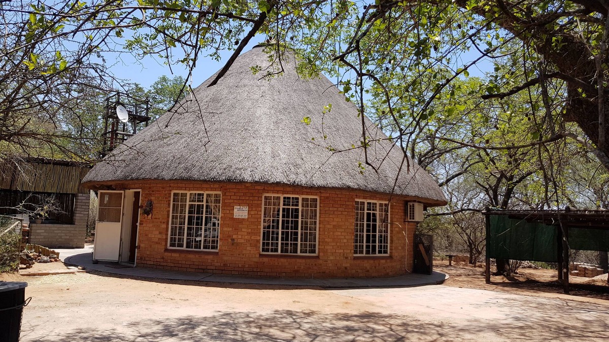 Marloth Park Cottage | *“Klein Huisie – Family Bush Escape w/2 Bedrooms, Bunk Beds & Jacuzz