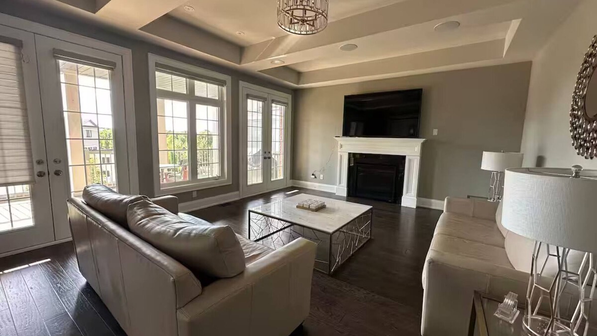 Vaughan House | Kleinburg Luxe Retreat | Chill Views Vibes