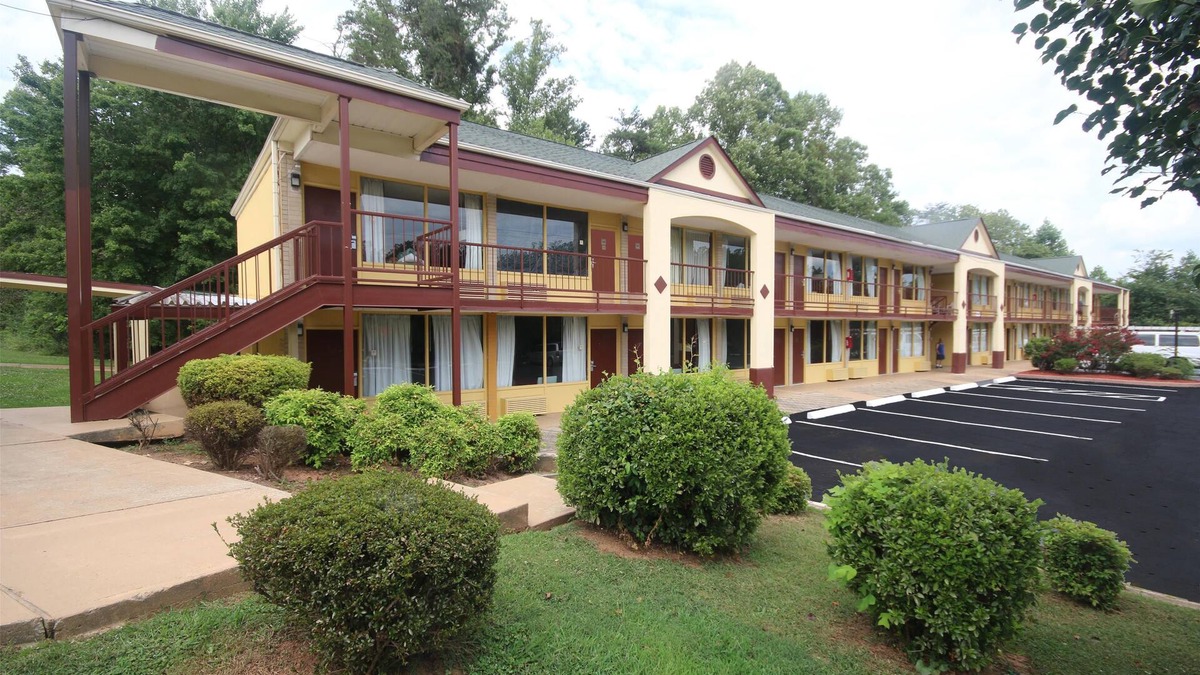 Pilot Mountain Hotel | Knights Inn Pilot Mountain