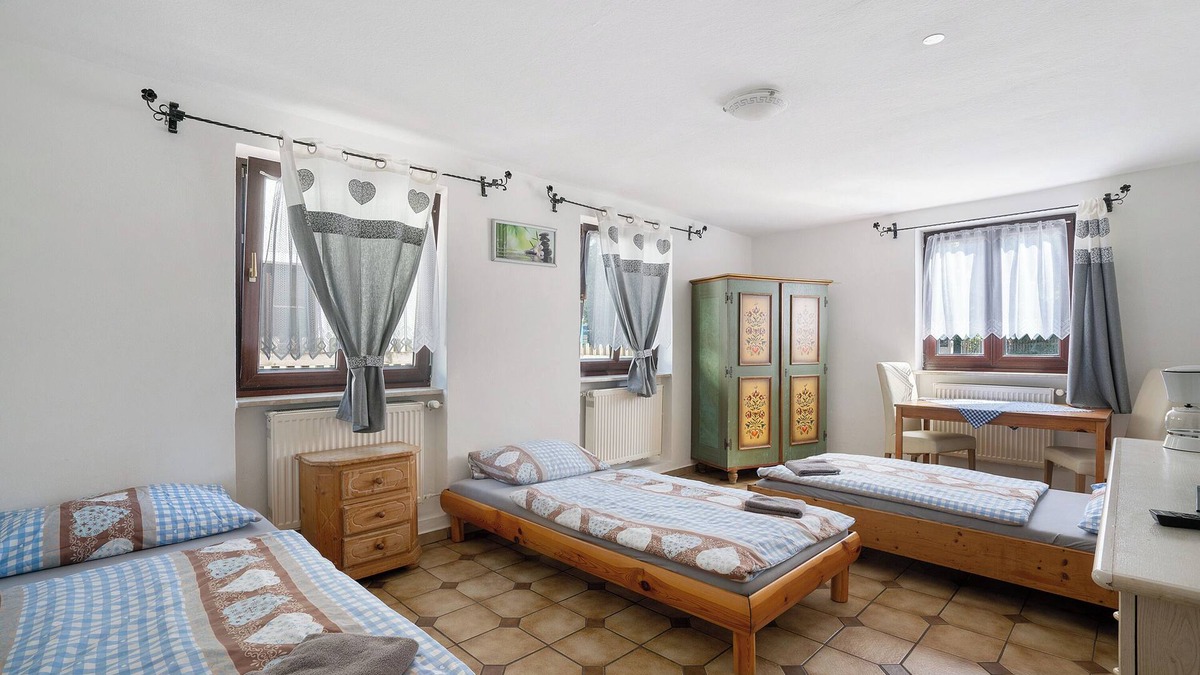 Munchen District Apartment | Knödelhof ‘Room 9’ 3-bed room with shared terrace and WLAN