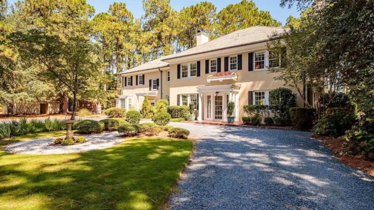 Southern Pines Villa | Knollwood Manor - Historic Mansion Overlooking the Famous Mid Pines Golf Course