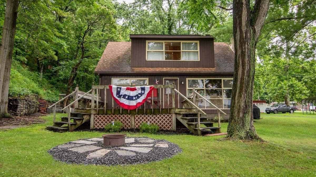 Valois House | Knotty and Nice: Sunset Views Close to Watkins Glen!