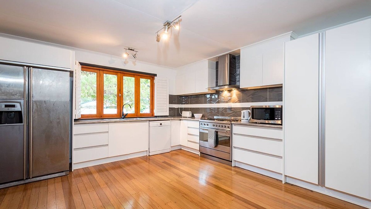 Burleigh Heads Apartment | Koala Park Beach House 350m from Tallebudgera Creek - Pet Friendly