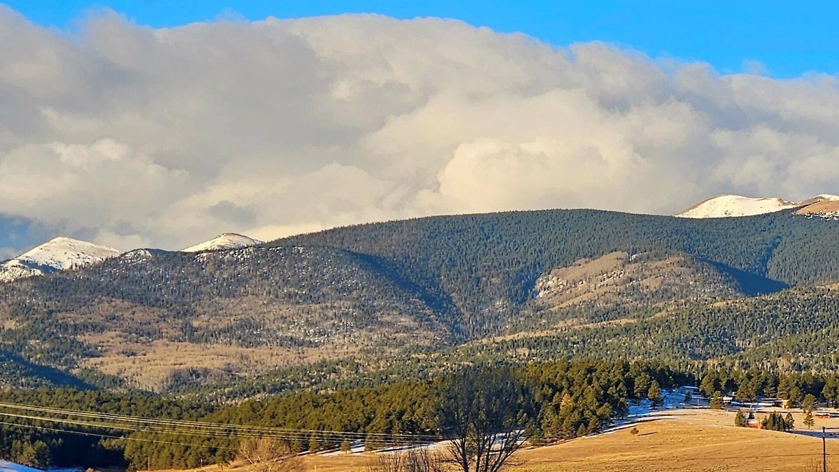 Eagle Nest House | Kokopelli Lodge nestled in the Sangre de Cristo Mtns.Ski/Hike/Fish/Hunt