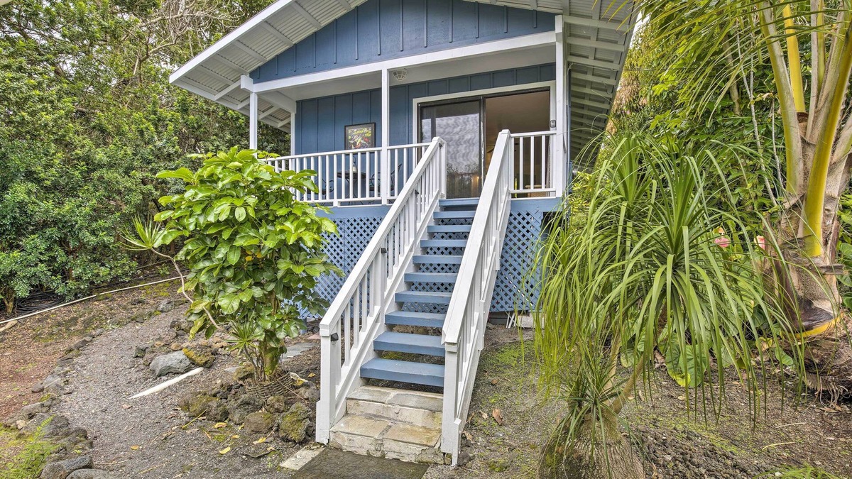 Honalo Apartment | Kona Cottage w/Lanai & Ocean Views on Coffee Farm!