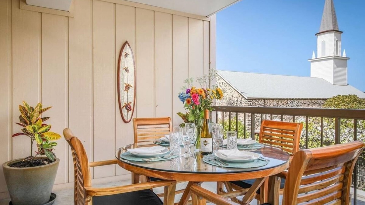 Historic Kailua Village Condo | Kona Plaza#218 2nd Floor Unit in Heart Of Kona Town: AC & Elevators!