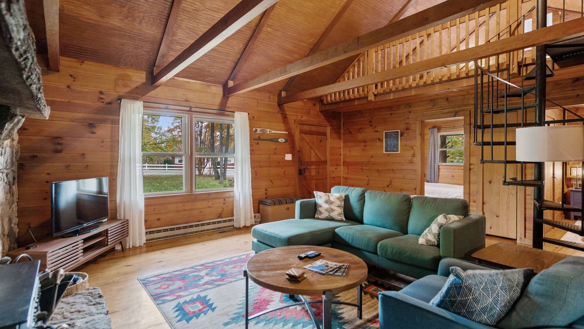Winchester House | Kona's Cozy Cabin — King Bed, Fireplace, Pet Friendly, Near Hiking and Wineries