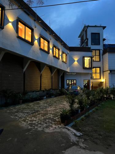Golaghat Hotel | Konwar Inn & Suites