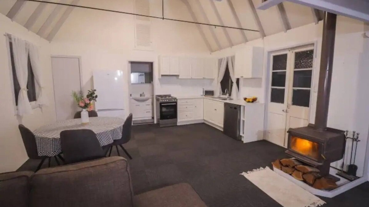 Applethorpe Cottage | Kookaburra Cottage, Country escape. Pet friendly.