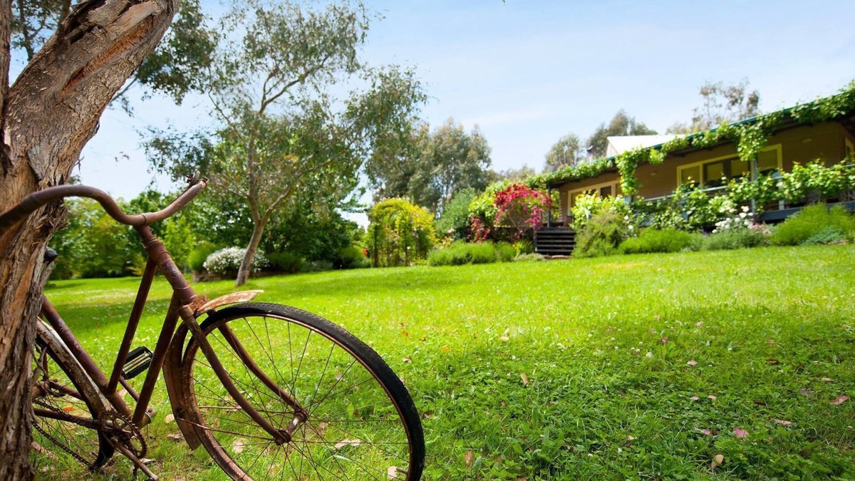 Hepburn House | Kookaburra Ridge - beautiful home set on a 1.6 acre garden with fireplace & spa