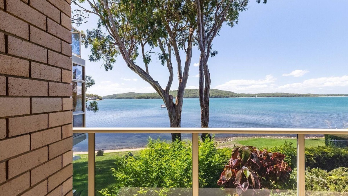 Soldiers Point Apartment | Kooringal 6, 105 Soldiers Point Rd - waterfront unit