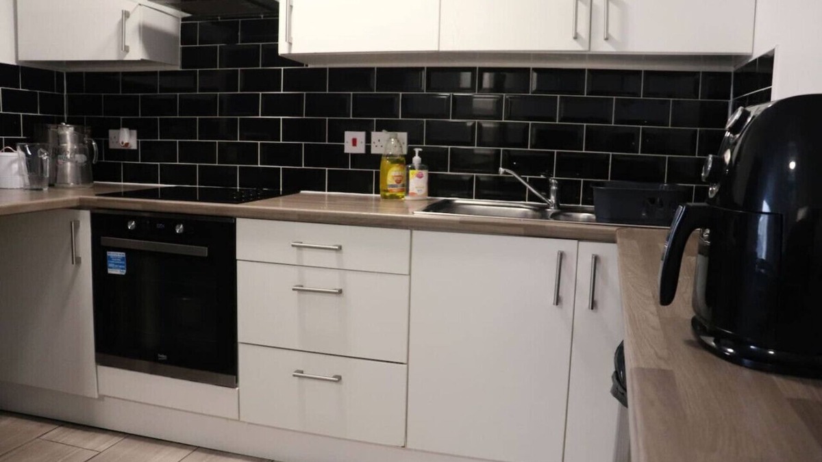 Anfield Cabin | Kop View Hotel - Sleeps 4 - Ensuite Room - 1