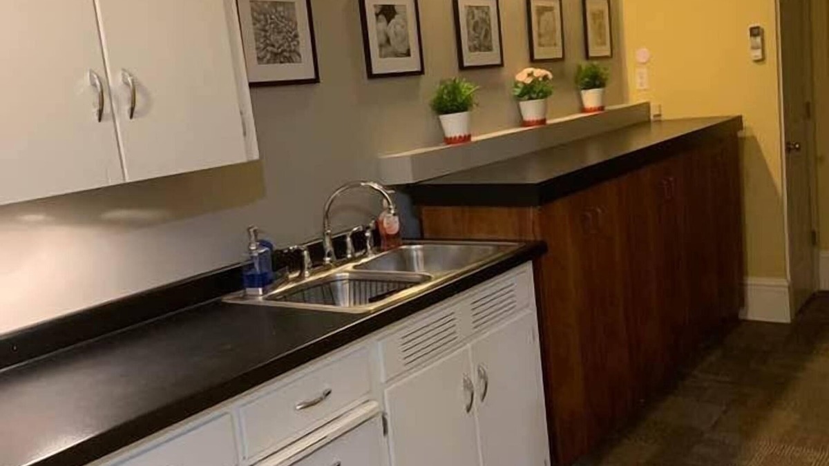 Decorah Apartment | Koreana Downtown Apartments #1
