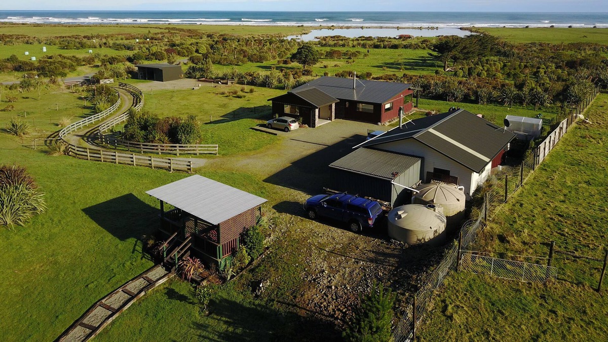 Barrytown Bed & Breakfast | Koru Beach Cabin & B&B Homestay