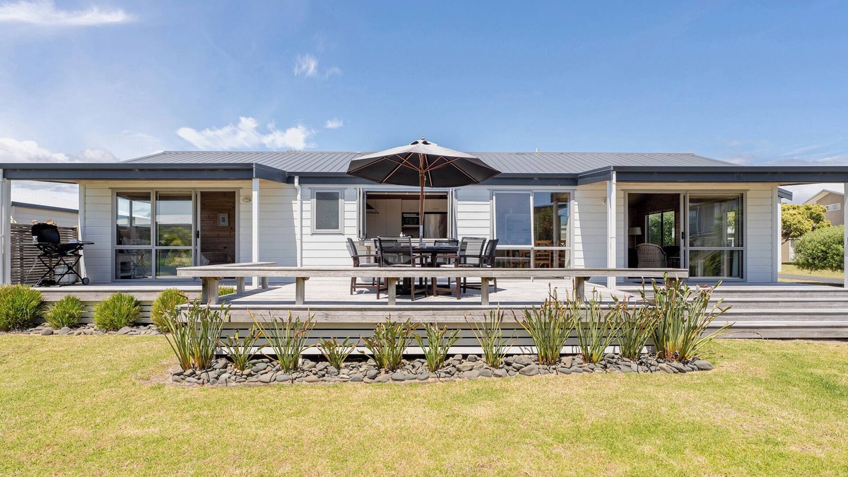 Matarangi Cottage | Kowhai Retreat - Matarangi Holiday Home
