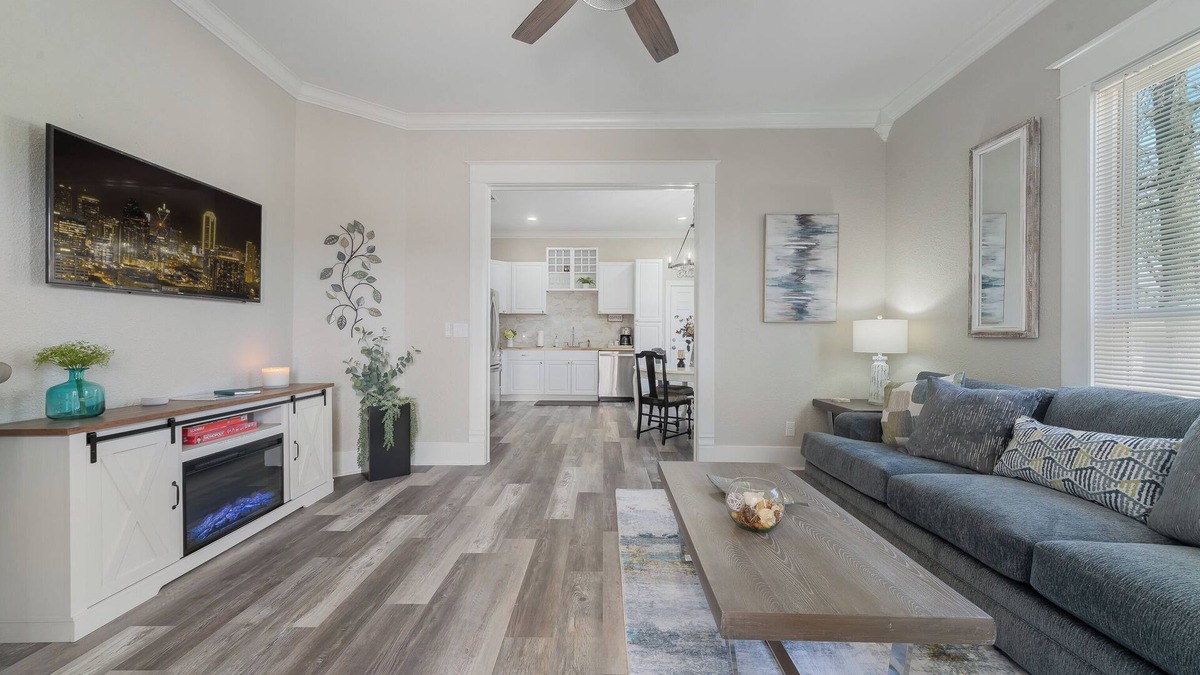 Denison House | "KOZY KOTTAGE" Near Downtown! 2025 Remodel, Sleeps 8 Comfortably, Games & More!