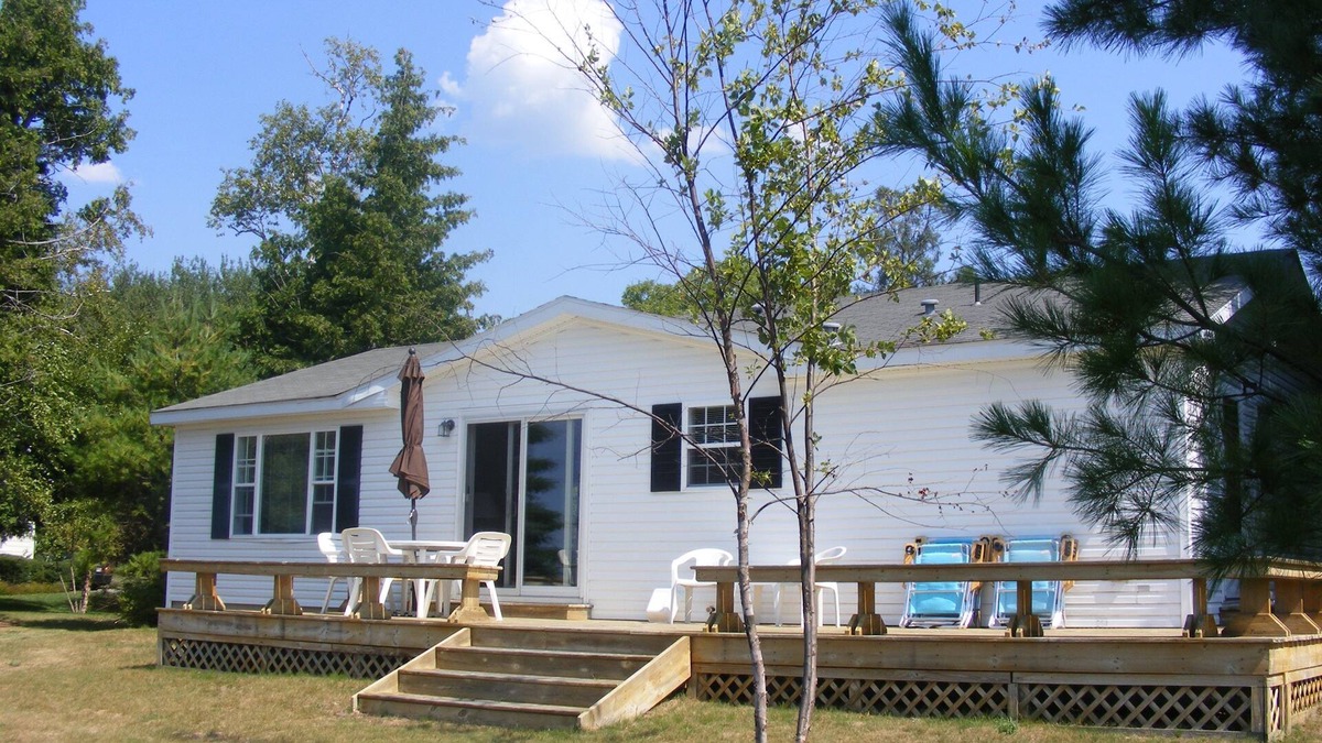 Maple City Cottage | "Kozy Nook" on the Sunset Side of Big Glen Lake