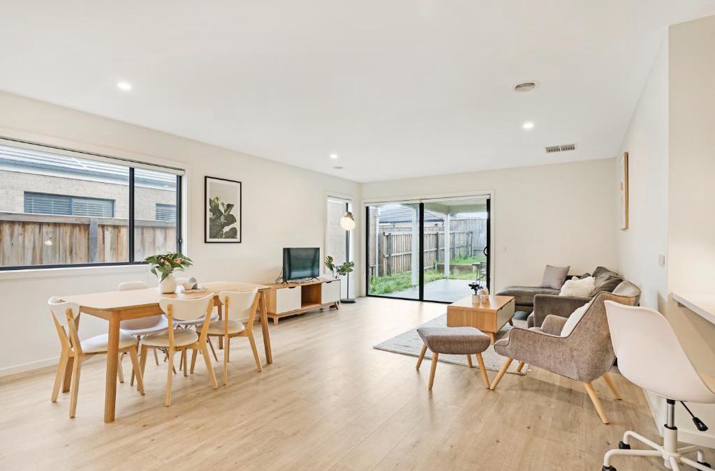 Greenvale House | KOZYGURU | Greenvale VIC | Roomy Charming | 7 Bed House + Free Parking
