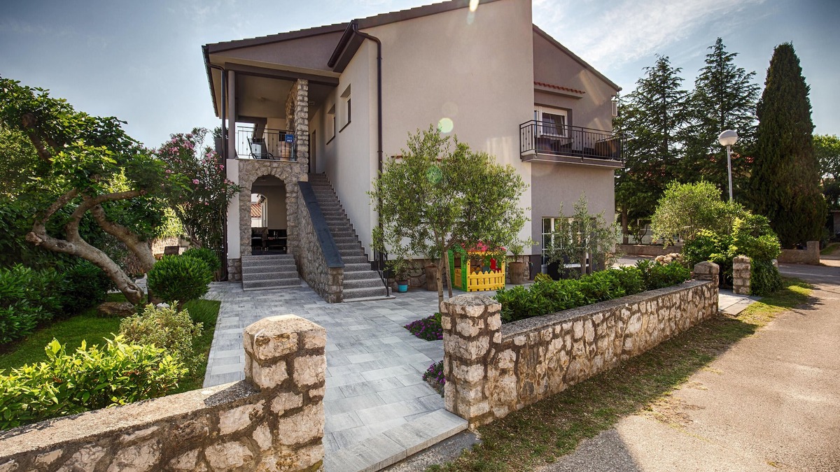 Krk Apartment | KRK CITY ! 200m PROMENADE !Romantic house, with small pool .