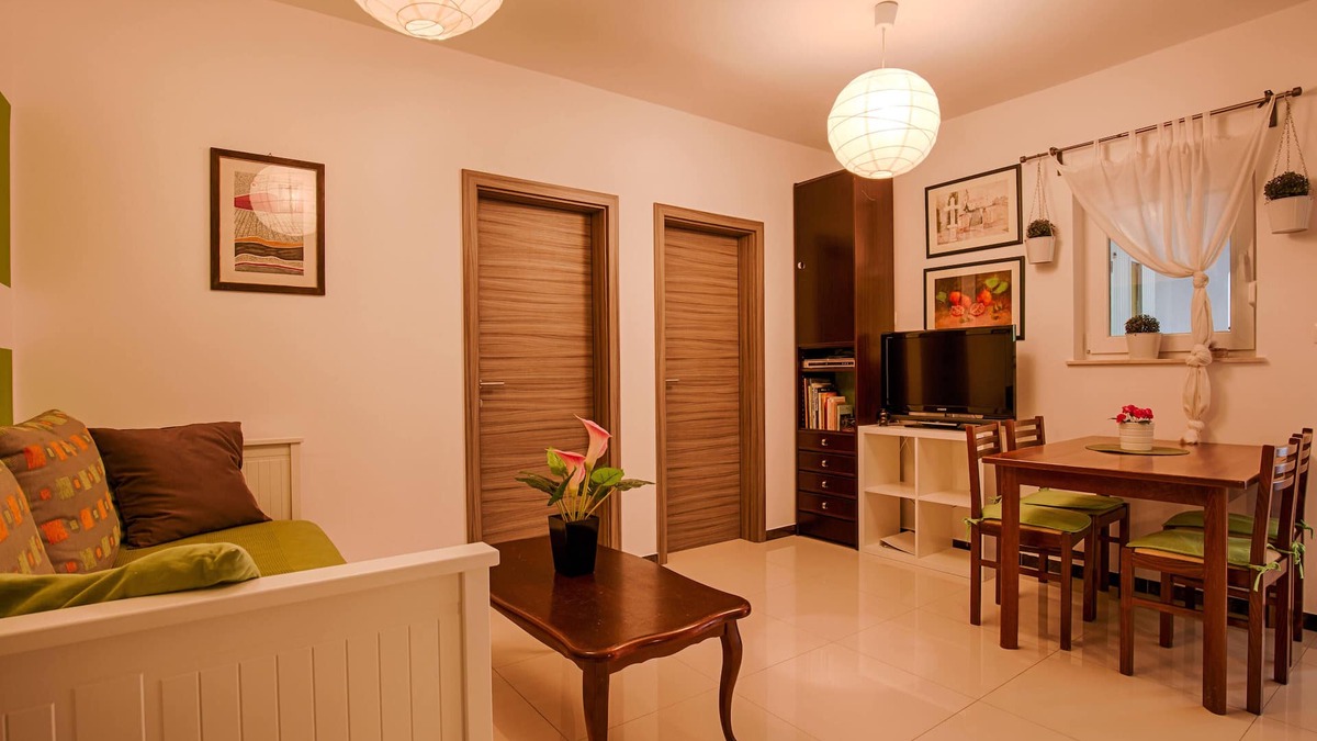 Krk Apartment | KRK city! 200m PROMENADE !Romantic house Vilaveja, small pool .