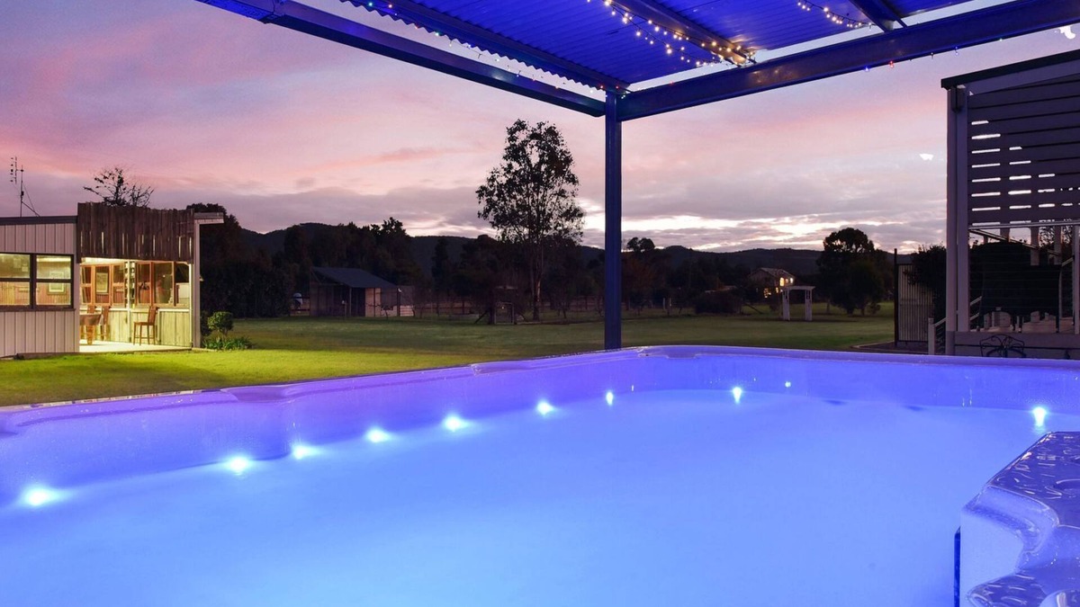 Broke House | Kulang Lodge in charming Broke with Large Swim Spa and games room suits up to 8 guests