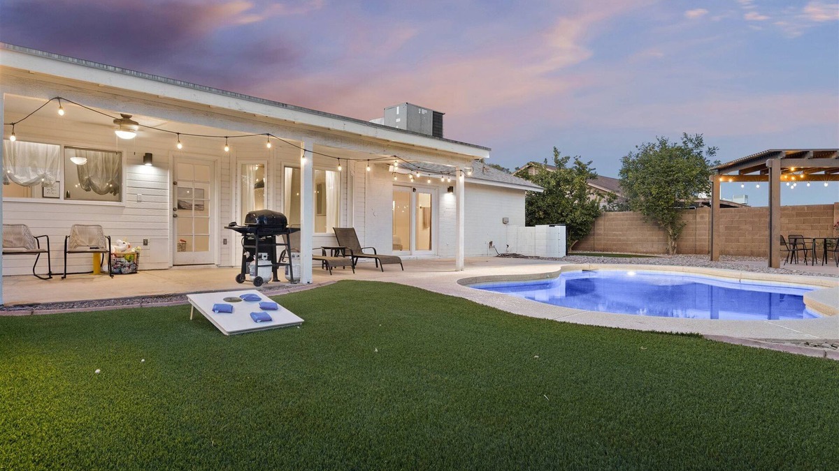 Glendale House | Kulla Oasis: Family Retreat-Park access-Free Heated Pool-Fast Wi-Fi-Near Stadium