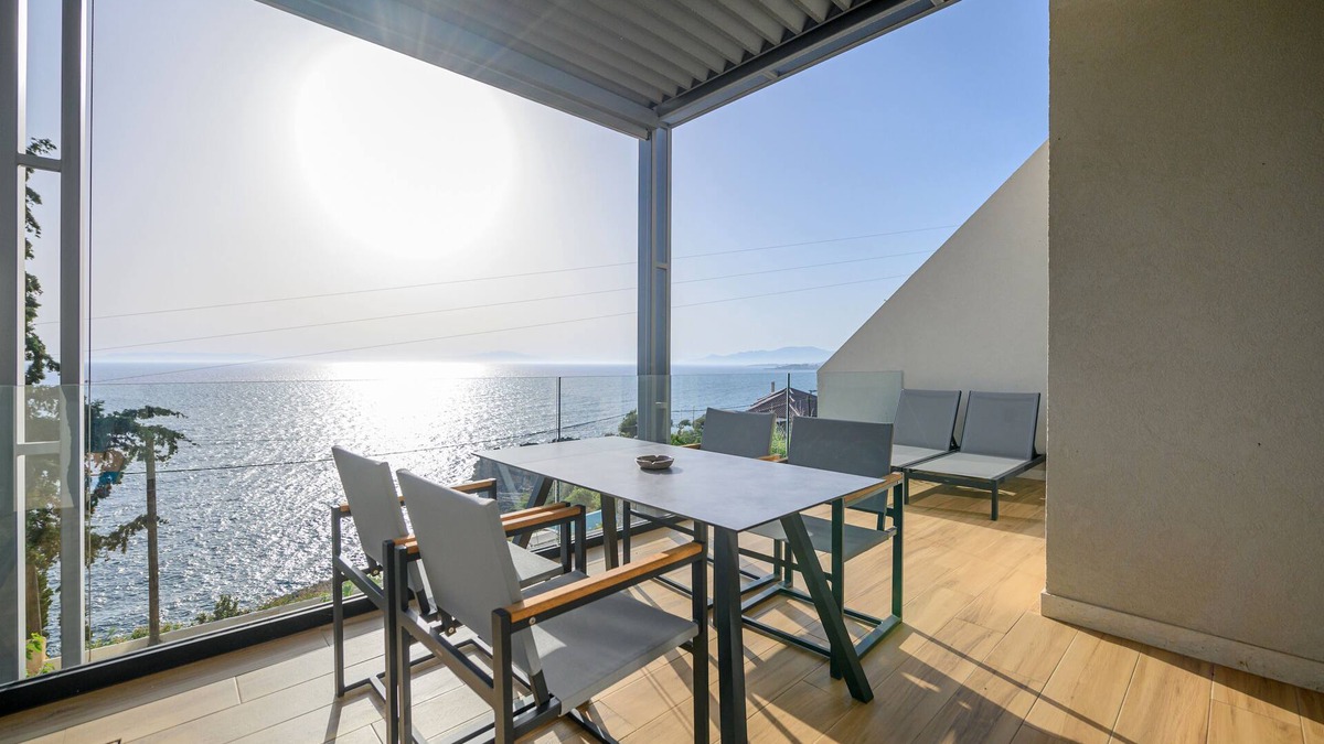 Lefktron Hotel | KYMA Deluxe Two Bedroom Suite, Mani Suites