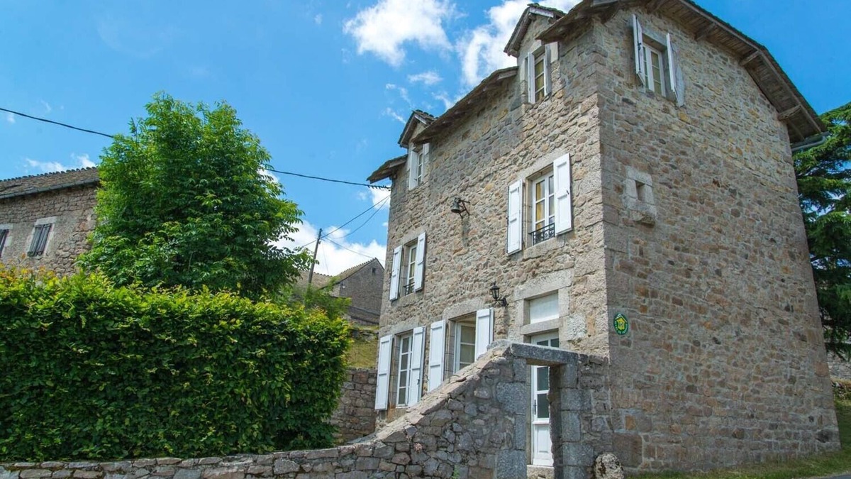 Saint-Leger-de-Peyre House | L'école - traditional 8-bed gîte in the parc les loups du Gévaudan