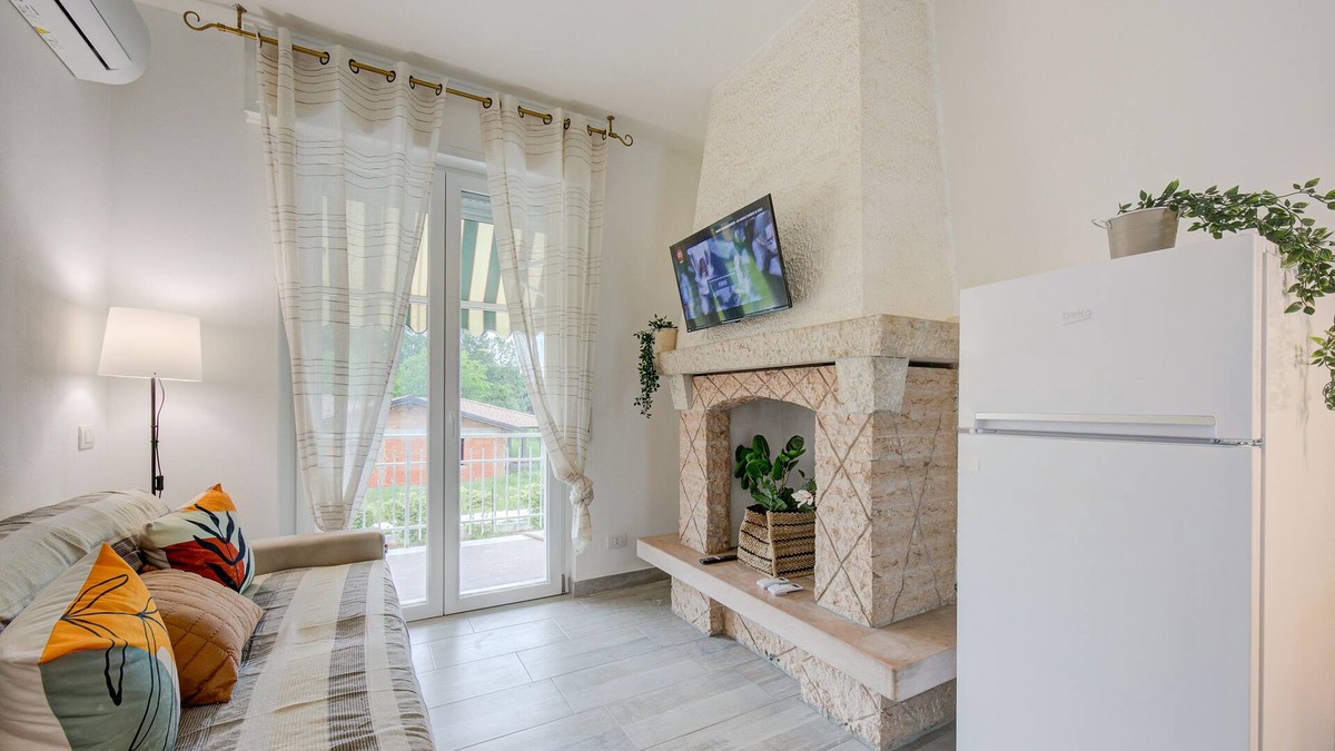 Castelnuovo del Garda Apartment | L'ago Di Garda with AC, Castelnuovo del Garda, Italy