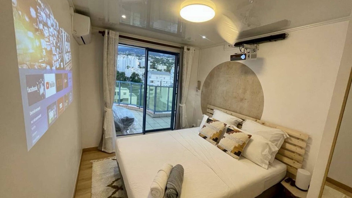 Sainte-Clotilde Apartment | L'appart dans les Nuages * Swimming pool * Panoramic views * Close to the airport