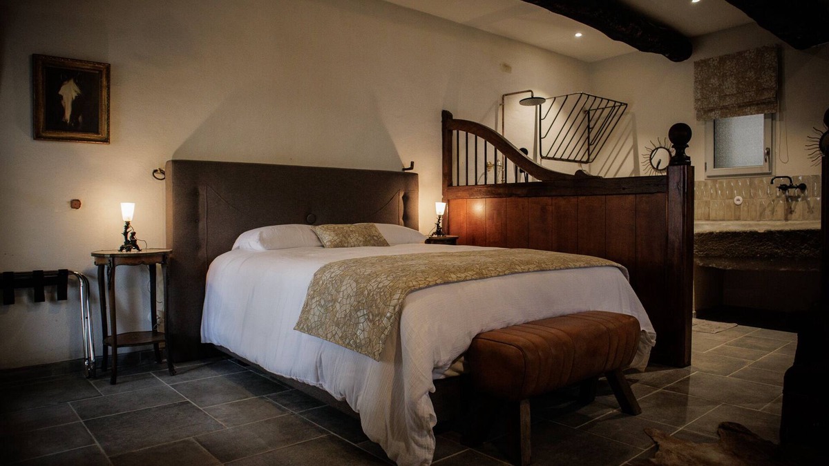 Caux Bed & Breakfast | L'Ecurie charming room near Pézenas