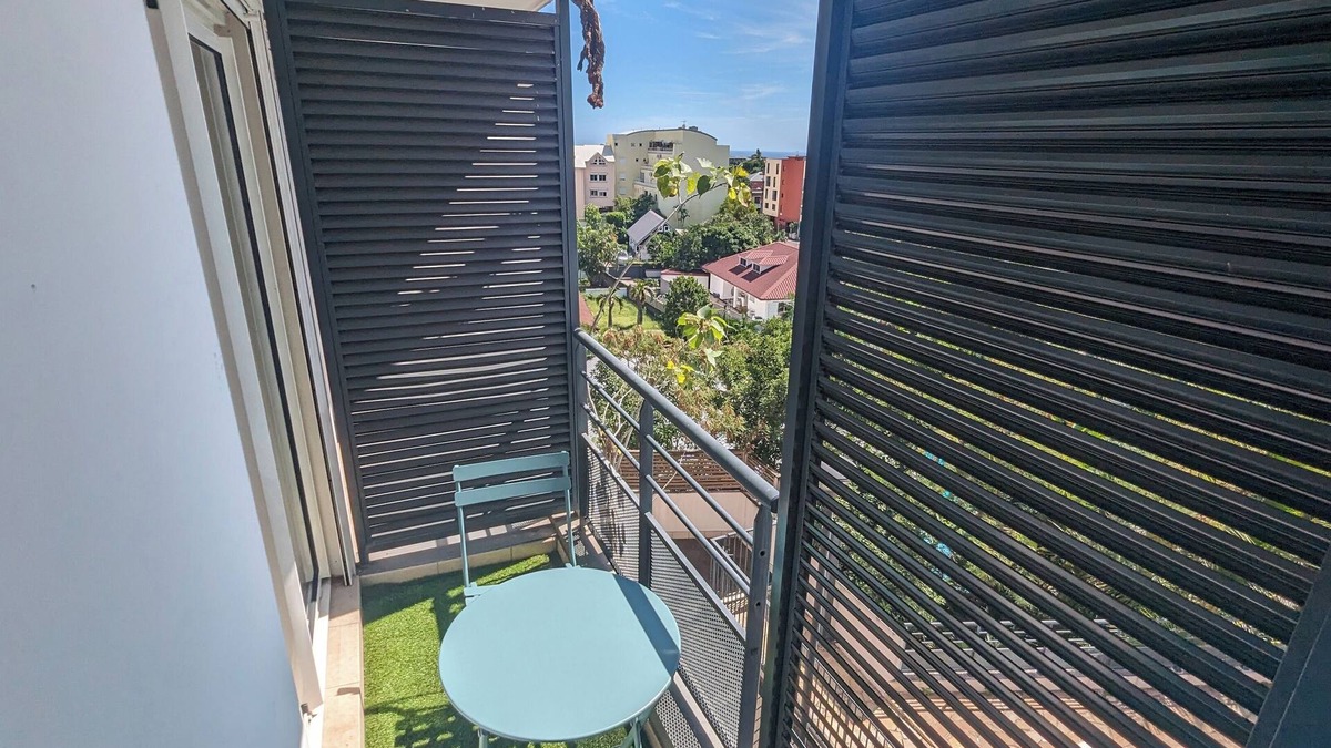 Sainte-Clotilde Centre Apartment | "L'endormi", air-conditioned T1, pool and sea view, near airport