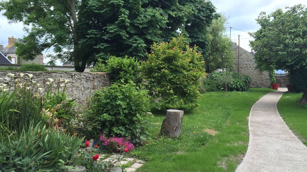 Saint-Vaast-la-Hougue Bed & Breakfast | L'Ermitage